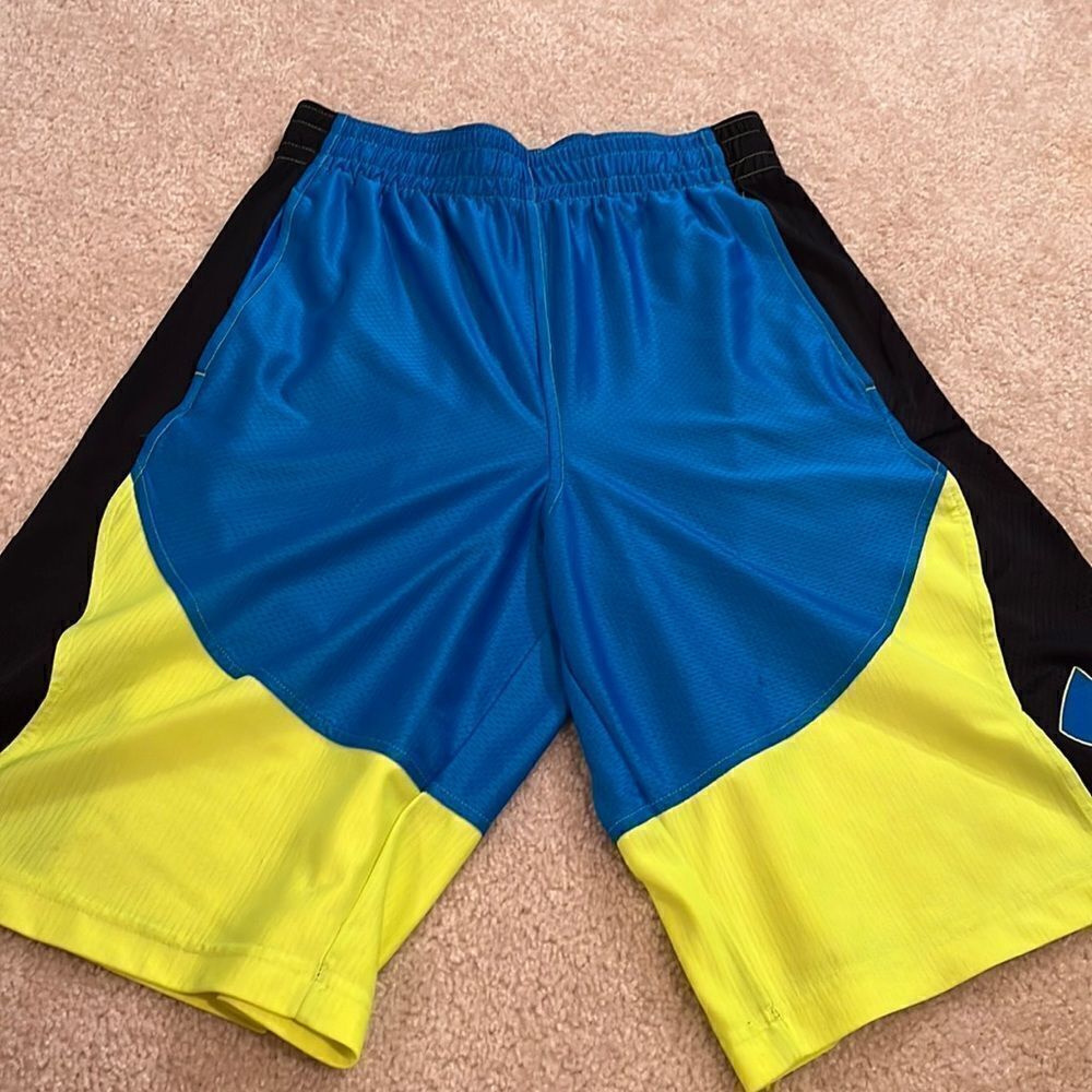 BOYS UNDER ARMOUR SIZE SMALL SHORTS